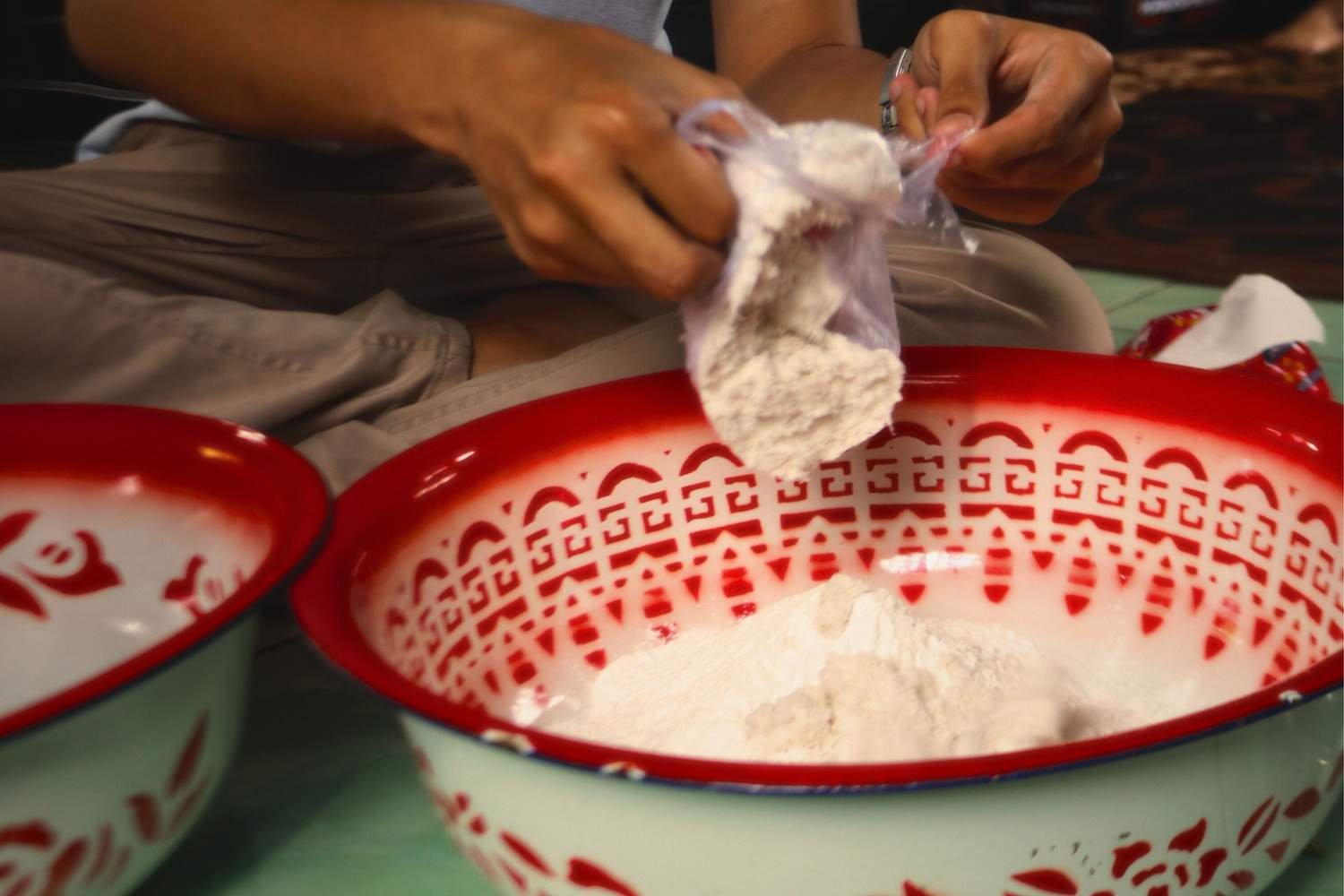 Campurkan tepung ketan dan kelapa parut