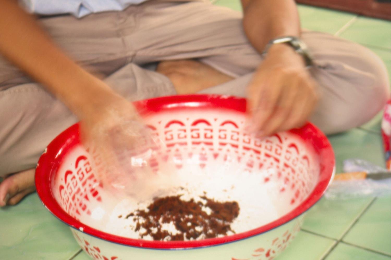 Campurkan tepung ketan dengan gula merah dan kelapa parut.