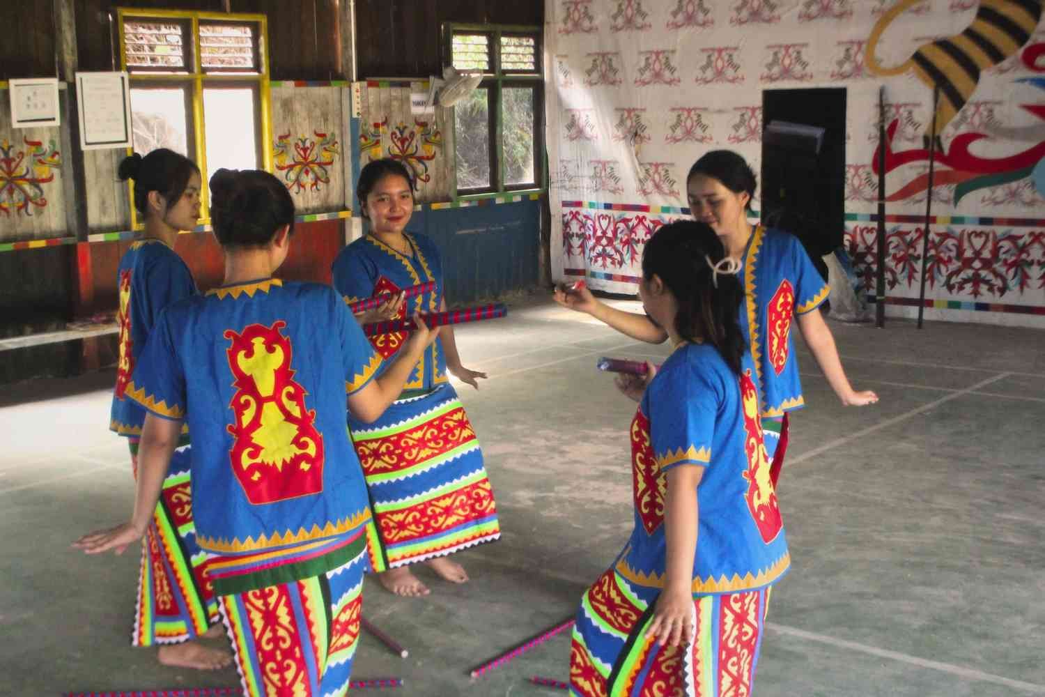 Tari Gantar 4